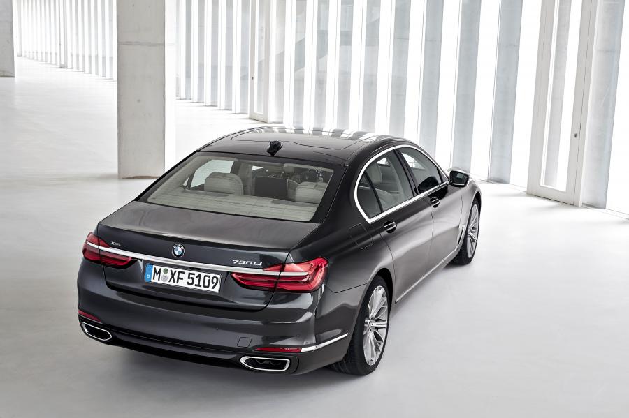  BMW 750Li xDrive 2015 года  (фото 32 из 41)